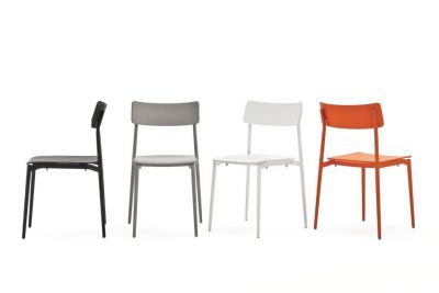 Vier Cult Stühle von Segis in Schwarz, Grau, Weiß und Orange vor weißem Hintergrund.
